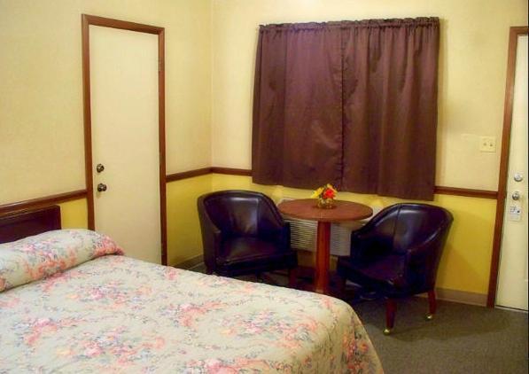 Roscoe Motor Inn Coshocton Room photo